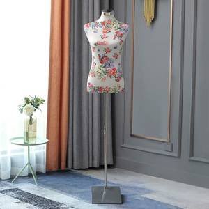 Maniquí de costura Loywe de talla fija con base de metal.
