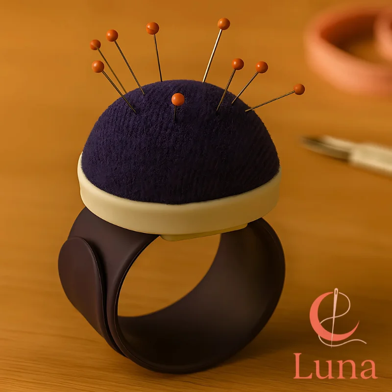 Alfiletero de muñeca de la marca Prym con banda de silicona, una herramienta ergonómica para costura y moulage.
